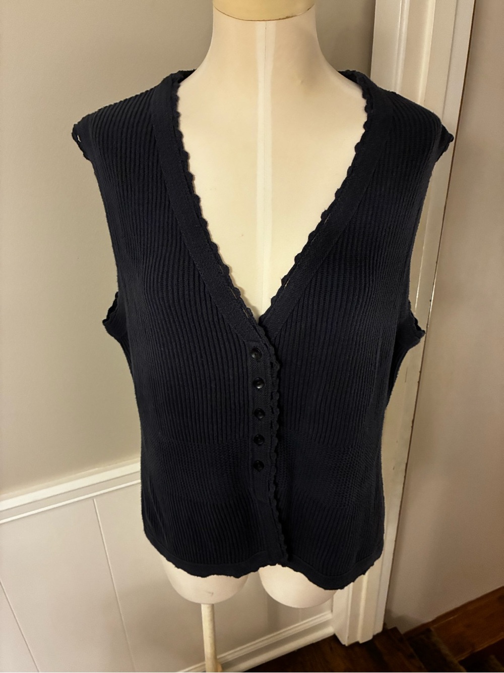Vintage Orvis Navy Blue Ribbed Sleeveless V-Neck Button-Front Top With Scallops